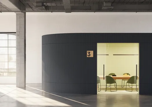 طراحی لابی‌ هتل با بافت‌های سنگی و برنجی