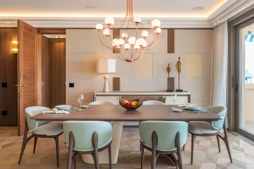 ویلای چندسطحی با پلکان معلق و نورگیر مرکزی