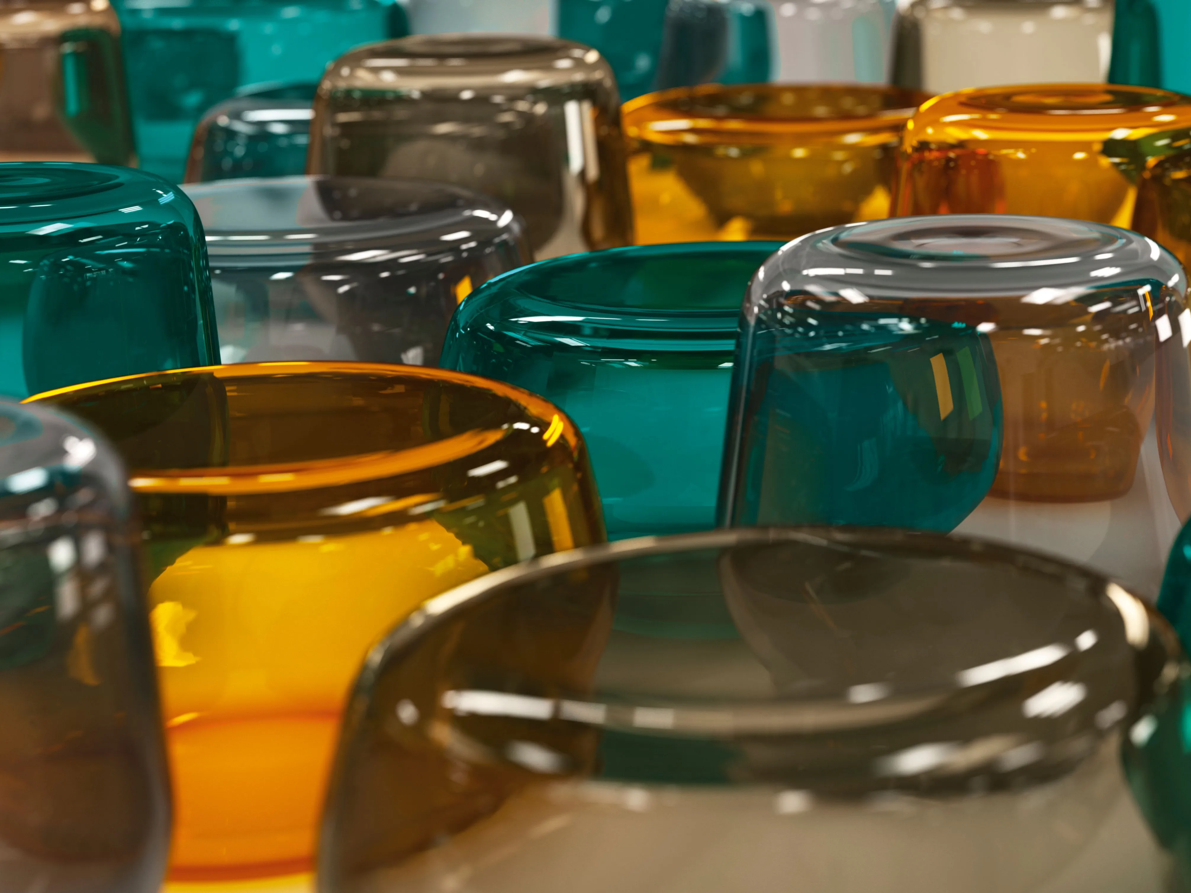 نورگیرهای سقفی با شیشه‌های مات و شفاف