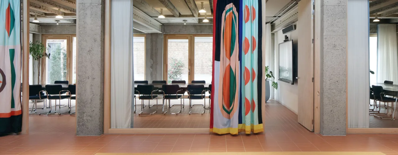 خانه‌ای با پنجره‌های قدی و قاب‌های چوبی