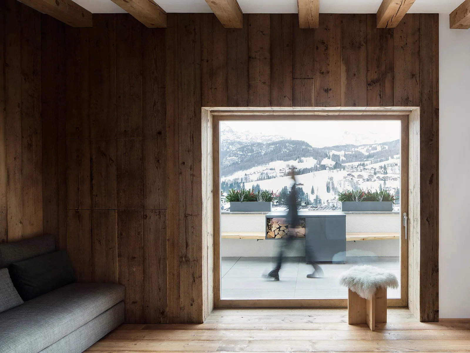 کافه‌ای در توکیو با فرم‌های ارگانیک و خطوط نرم